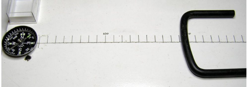 The same magnetometer with a weaker Bulle magnet placed at about 160 mm on the scale